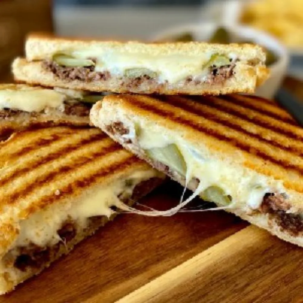 Kavurmalı Kaşarlı Bazlama Tost