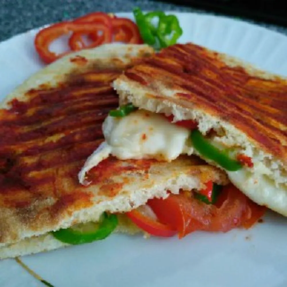 Üç Peynirli Bazlama Tost
